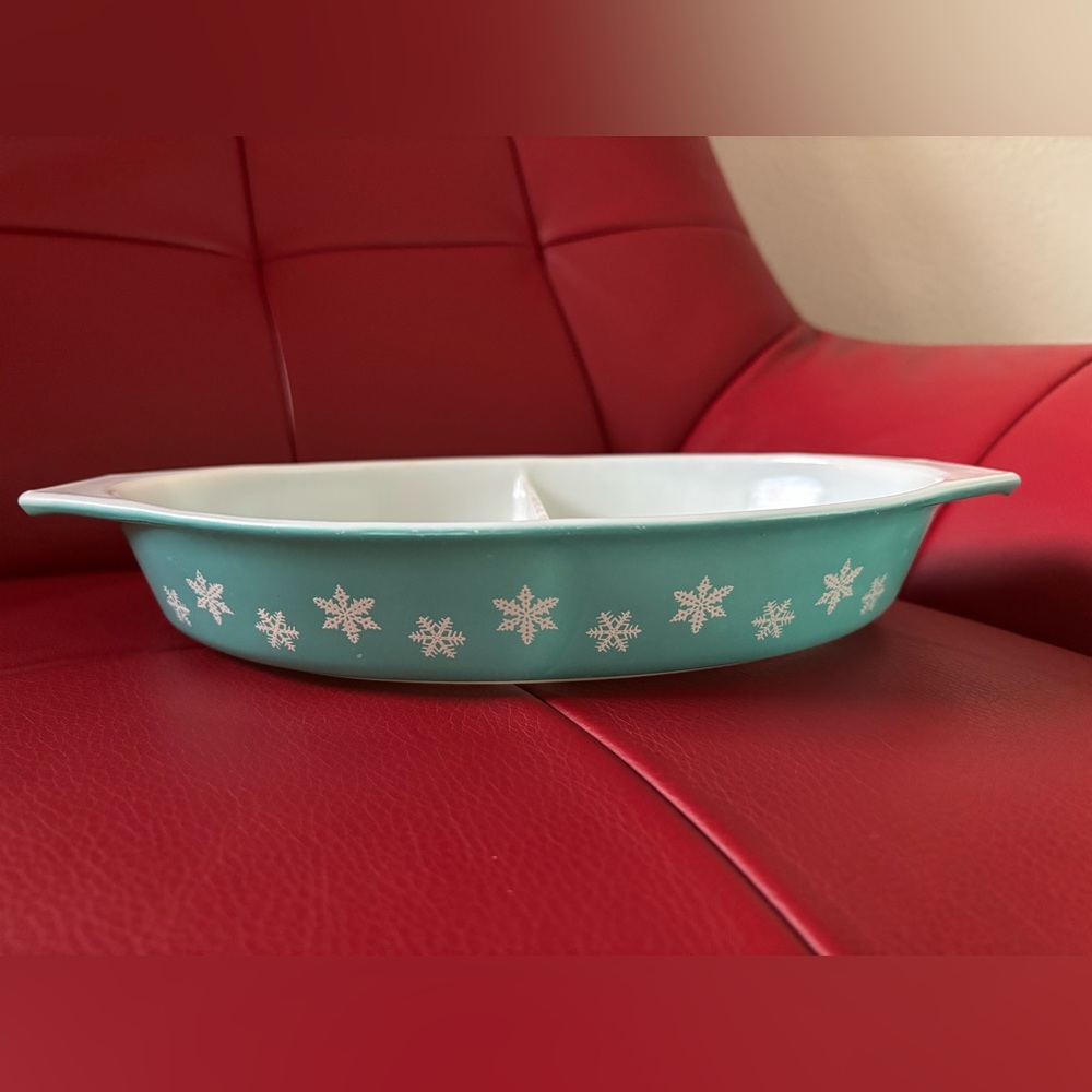 Pyrex Snowflake Divided Dish